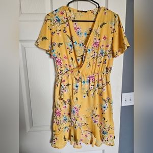 Shinestar yellow floral print wrap dress. Sz M. Mid length.